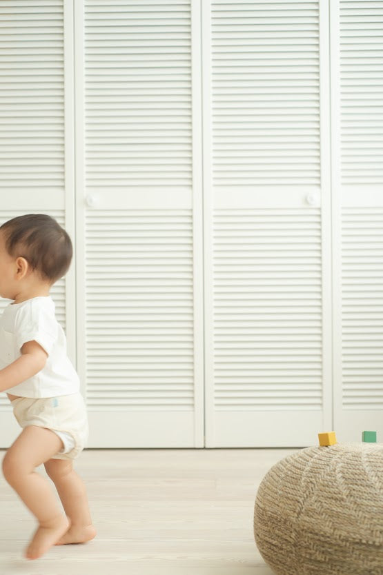 布おむつは、立ったまま履かせることはできますか?