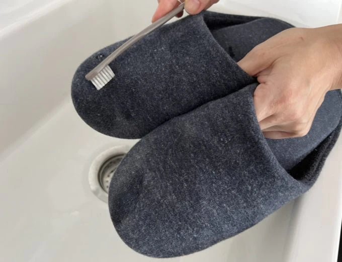 汚れたスリッパを素材別に正しく洗う方法とは?【汚れや臭いが気になる方必見】