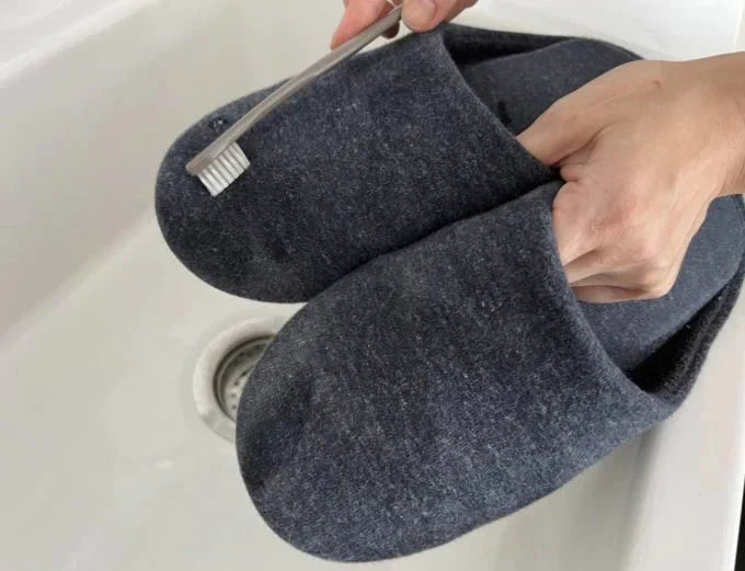 汚れたスリッパを素材別に正しく洗う方法とは？【汚れや臭いが気になる方必見】
